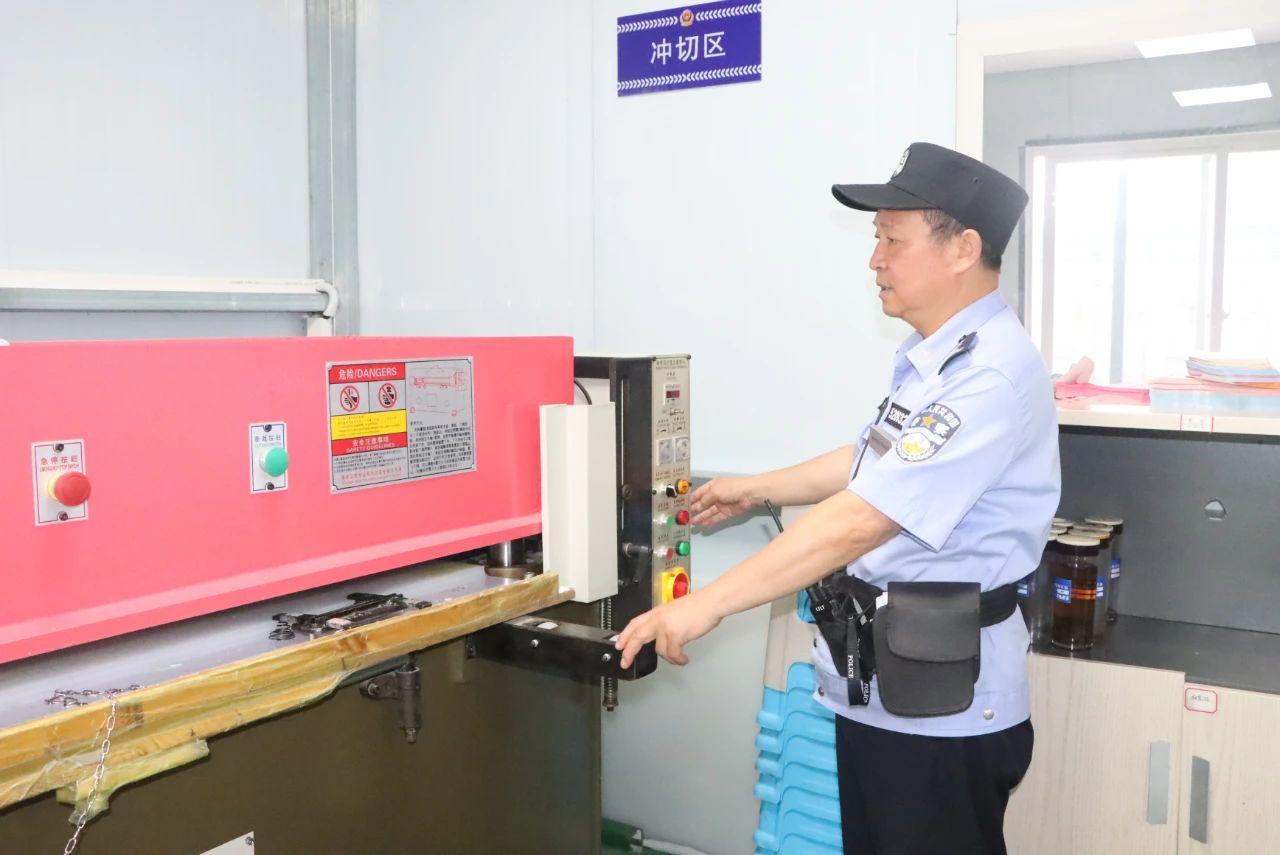 貴州沙子哨監(jiān)獄老警長宋化貴35載高墻內(nèi)的忠誠守護